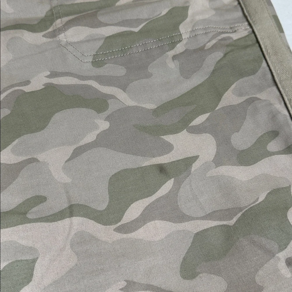 Torrid Sz 24 Women's Light Neutral Camouflage Cropped Pants - Picture 14 of 16